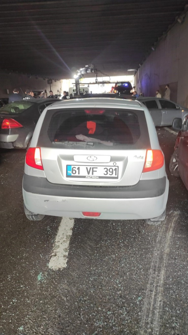 trabzonun-ortahisar-ilcesi-comlekci-mahallesinde-meydana-gelen-zincirleme-trafik-kazasinda-25-arac-birbirine-girerken-kazada-ilk-belirlemelere-gore-12-kisi-yaralandi-5.jpg