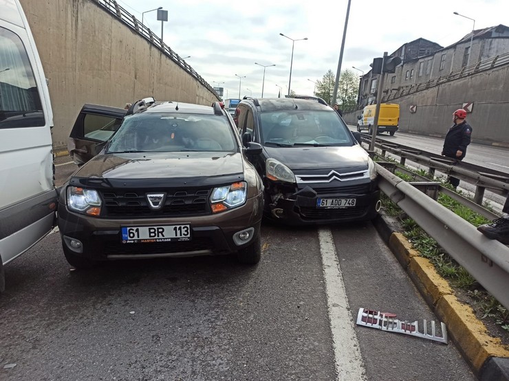 trabzonun-ortahisar-ilcesi-comlekci-mahallesinde-meydana-gelen-zincirleme-trafik-kazasinda-25-arac-birbirine-girerken-kazada-ilk-belirlemelere-gore-12-kisi-yaralandi-6.jpg