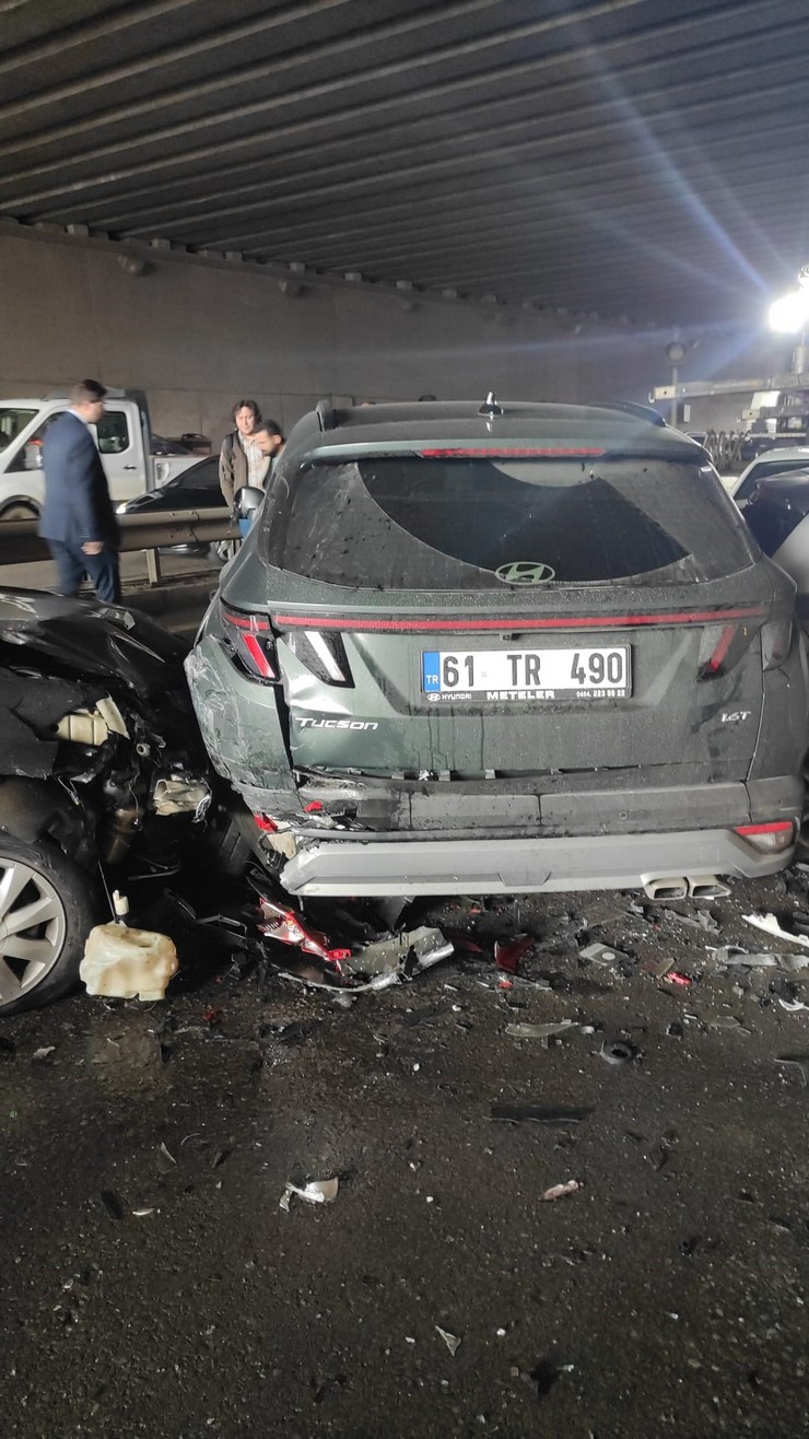 trabzonun-ortahisar-ilcesi-comlekci-mahallesinde-meydana-gelen-zincirleme-trafik-kazasinda-25-arac-birbirine-girerken-kazada-ilk-belirlemelere-gore-12-kisi-yaralandi-7.jpg