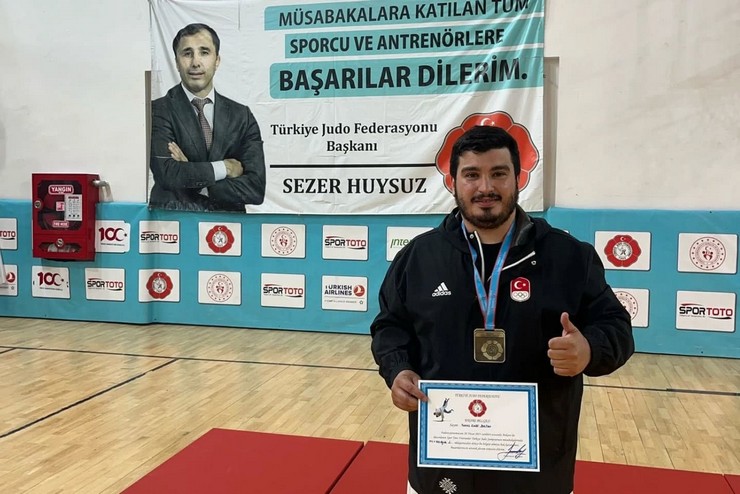 ankarada-duzenlenen-spor-toto-veteranlar-turkiye-judo-sampiyonasinda-rizeyi-temsilen-m1-kategorisinde-100-kgda-mucadele-eden-yunus-emre-bostan-buyuk-bir-basariya-im-1.jpg
