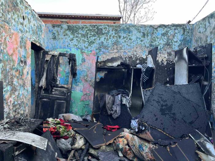Gaziosmanpaşa’da Gecekondu Alev Alev Yandı