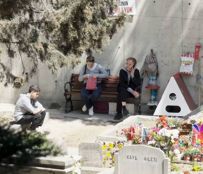İtalyan Şefin Oğlu Mattia Ahmet Minguzzi’nin Mezarını Anneannesi Ziyaret Etti