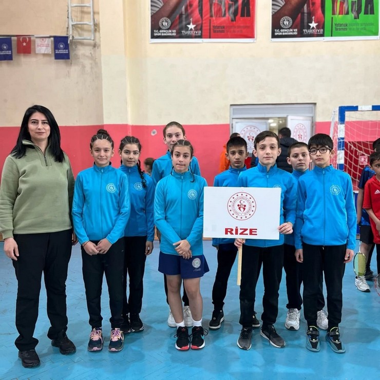 rize-mehmet-akif-ersoy-ortaokulundan-badminton-basarisi-5.jpg