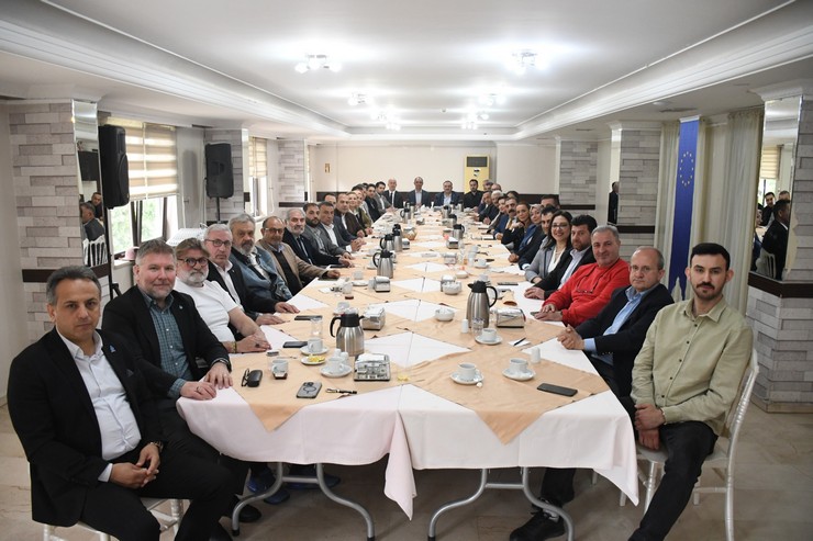 deva-partili-hasan-karal-secim-bolgesi-istanbulda-teskilat-mensuplariyla-bir-araya-geldi-3.jpg