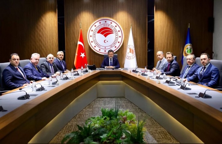 rize-valisi-ihsan-selim-baydas-ak-parti-rize-milletvekilleri-muhammed-avci-ve-av-harun-mertoglu-caykur-genel-muduru-yusuf-ziya-alim-ak-parti-rize-il-baskani-yilmaz-kat.jpg