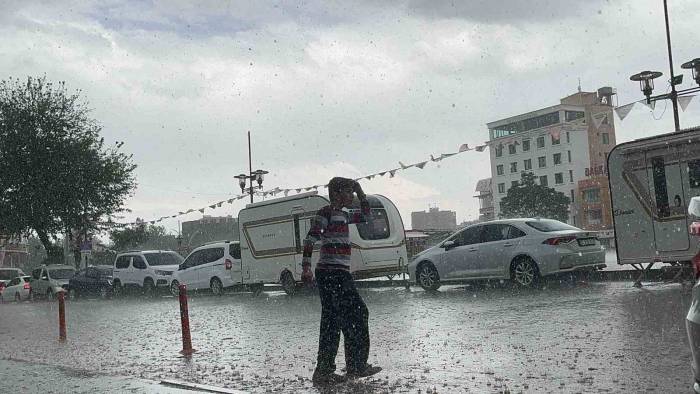 Diyarbakır’da Sağanak Ve Dolu Etkili Oldu