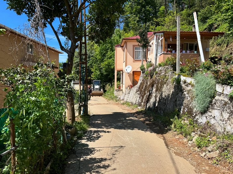 findikli-belediyesi-ustyapi-birimi-dogalgaz-calismalari-sonrasi-yol-onarimina-devam-ediyor-5.jpg