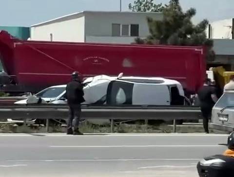 Çarpıştığı Otomobil İle Bariyer Arasında Sıkıştı