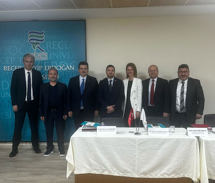 rizeli-hukukcular-dernegi-ve-recep-tayyip-erdogan-universitesi-hukuk-fakultesi-is-birligiyle-duzenlenen-lojistik-ve-tasima-hukuku-acisindan-rize-iyidere-lojistik-limani-9.jpg