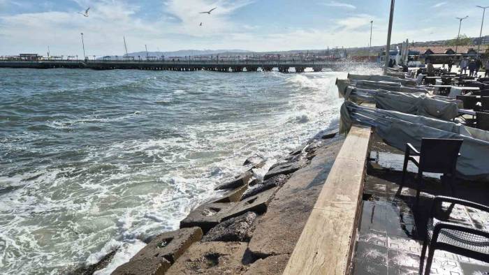 Marmara Denizi’nde Şiddetli Poyraz: Deniz Ulaşımı Aksadı