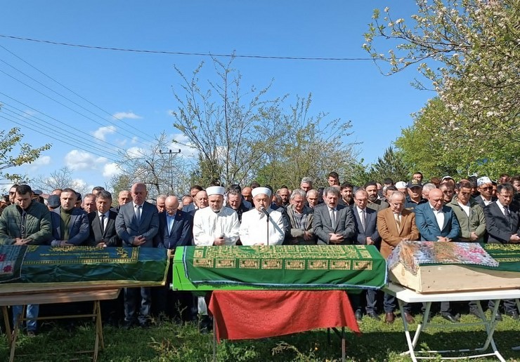 samsunun-canik-ilcesinde-akaryakit-istasyonunda-meydana-gelen-heyelanda-hayatini-kaybeden-baba-adem-kaya-ile-cocuklari-acelya-mina-ve-ayla-kaya-terme-ilcesinde-topra-15.jpg