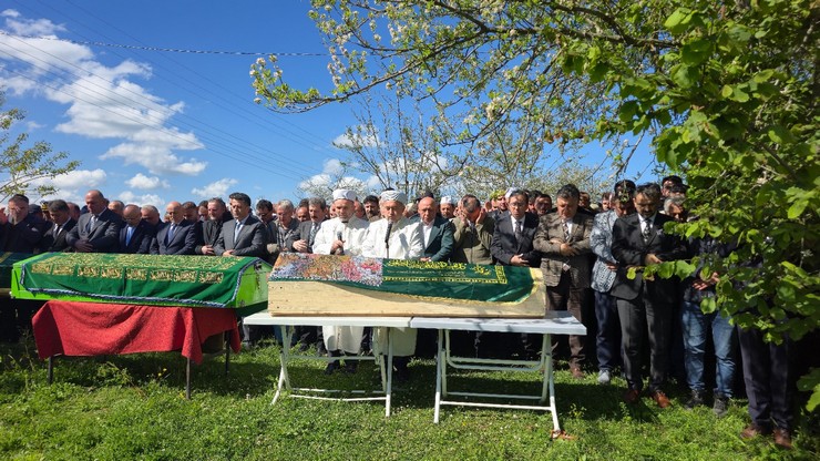samsunun-canik-ilcesinde-akaryakit-istasyonunda-meydana-gelen-heyelanda-hayatini-kaybeden-baba-adem-kaya-ile-cocuklari-acelya-mina-ve-ayla-kaya-terme-ilcesinde-topra-17.jpg