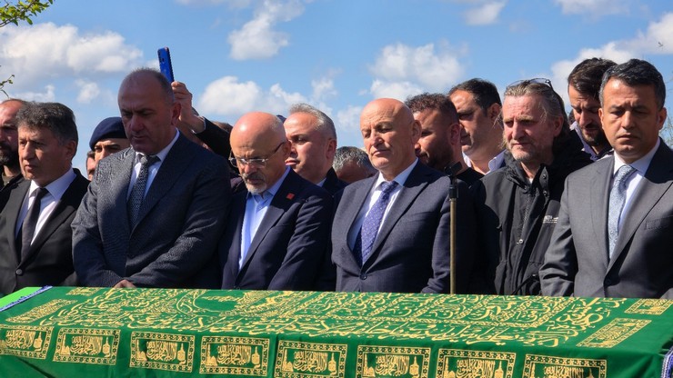 samsunun-canik-ilcesinde-akaryakit-istasyonunda-meydana-gelen-heyelanda-hayatini-kaybeden-baba-adem-kaya-ile-cocuklari-acelya-mina-ve-ayla-kaya-terme-ilcesinde-topra-18.jpg
