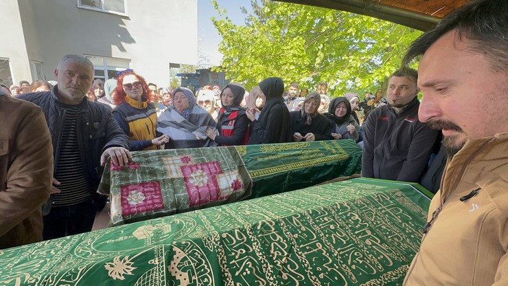 samsunun-canik-ilcesinde-akaryakit-istasyonunda-meydana-gelen-heyelanda-hayatini-kaybeden-baba-adem-kaya-ile-cocuklari-acelya-mina-ve-ayla-kaya-terme-ilcesinde-topra-3.jpg