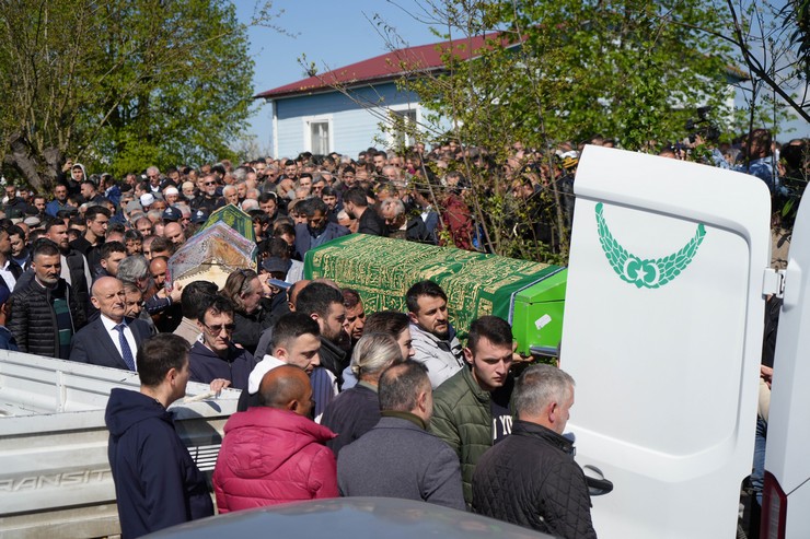 samsunun-canik-ilcesinde-akaryakit-istasyonunda-meydana-gelen-heyelanda-hayatini-kaybeden-baba-adem-kaya-ile-cocuklari-acelya-mina-ve-ayla-kaya-terme-ilcesinde-topra-6-001.jpg