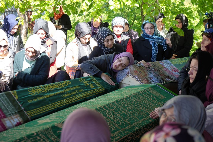 samsunun-canik-ilcesinde-akaryakit-istasyonunda-meydana-gelen-heyelanda-hayatini-kaybeden-baba-adem-kaya-ile-cocuklari-acelya-mina-ve-ayla-kaya-terme-ilcesinde-topra-8.jpg