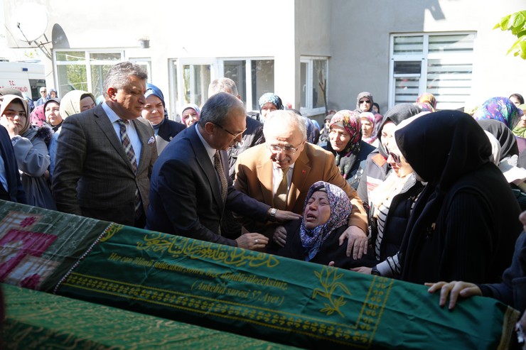 samsunun-canik-ilcesinde-akaryakit-istasyonunda-meydana-gelen-heyelanda-hayatini-kaybeden-baba-adem-kaya-ile-cocuklari-acelya-mina-ve-ayla-kaya-terme-ilcesinde-topra-9-001.jpg