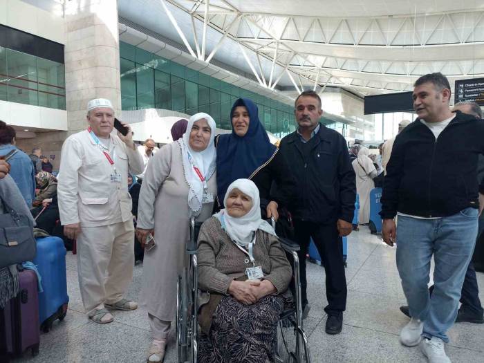 Ankara’dan İlk Hac Kafilesi Dualarla Uğurlandı