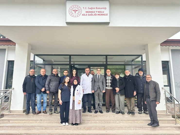 rize-il-saglik-muduru-doc-dr-gokhan-demiral-muradiye-aile-sagligi-merkezini-ziyaret-ederek-incelemelerde-bulundu-1.jpg