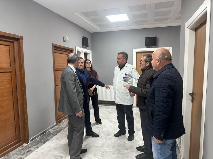 rize-il-saglik-muduru-doc-dr-gokhan-demiral-muradiye-aile-sagligi-merkezini-ziyaret-ederek-incelemelerde-bulundu-11.jpg