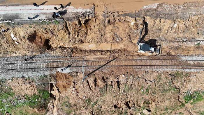 Kırıkkale’de Sağanak Yağış Hayatı Felç Etti: Tren Seferleri Durdu, Ev Ve İş Yerlerini Su Bastı