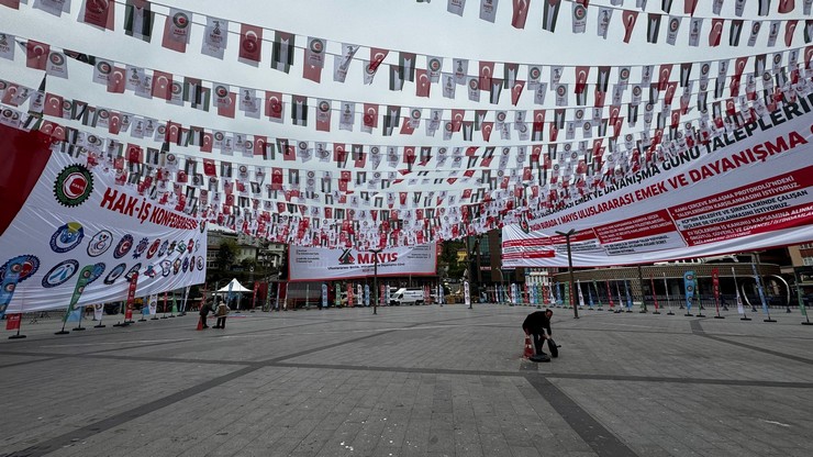 hak-is-konfederasyonu-genel-baskani-mahmut-arslan-1-mayis-uluslararasi-birlik-mucadele-ve-dayanisma-gununun-bugun-rizede-kitlesel-katilimla-kutlanacagini-belirtti-10.jpg