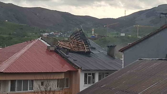 Tunceli’de Fırtına Etkili Oldu, Çatılar Uçtu, Ulaşımda Aksamalar Yaşanıyor