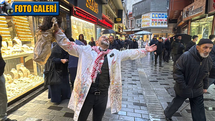 artvin-coruh-universitesi-ogretim-uyesi-saglamdan-rizede-duygu-yuklu-gazze-protestosu.jpg
