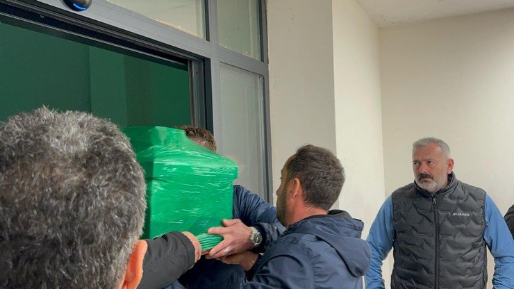 fransanin-strasbourg-kenti-yakinlarindaki-brumathta-cikan-yanginda-hayatini-kaybeden-3-kiz-kardesin-cenazeleri-memleketi-rizeye-getirildi-4.jpg