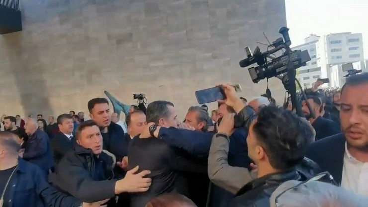 chp-genel-baskani-ozgur-ozel-sirri-sureyya-onder-icin-ataturk-kultur-merkezinde-duzenlenen-torenden-cikisinda-yumruklu-saldiriya-ugradi-1.jpg