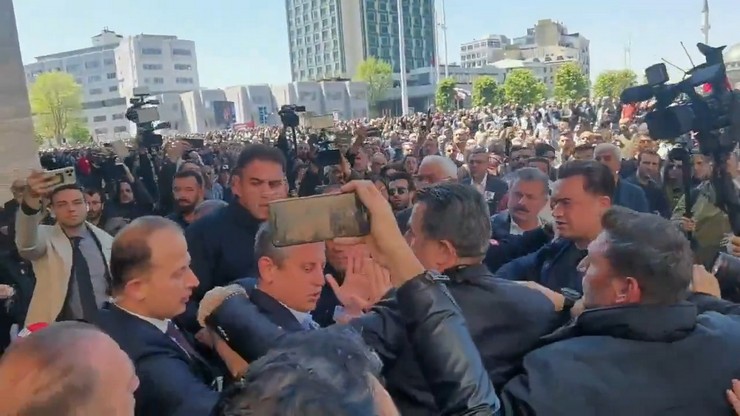 chp-genel-baskani-ozgur-ozel-sirri-sureyya-onder-icin-ataturk-kultur-merkezinde-duzenlenen-torenden-cikisinda-yumruklu-saldiriya-ugradi-2.jpg