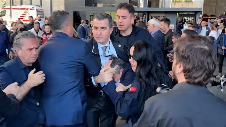 chp-genel-baskani-ozgur-ozel-sirri-sureyya-onder-icin-ataturk-kultur-merkezinde-duzenlenen-torenden-cikisinda-yumruklu-saldiriya-ugradi-3.jpg
