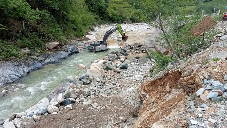 rize-il-ozel-idaresi-afetlere-karsi-alarmda-koy-koy-dere-ve-menfez-temizligi-yapiliyor-1.jpg