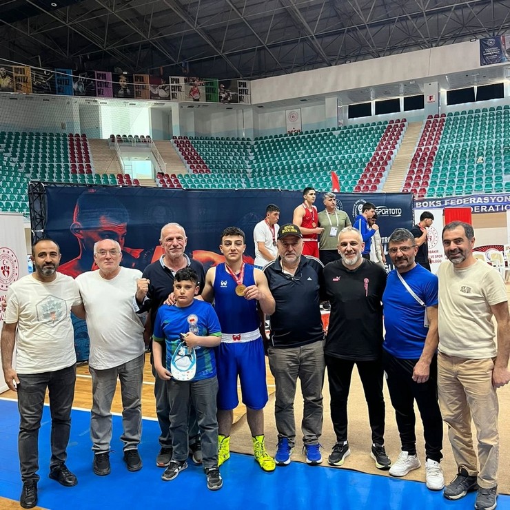 rizeli-yildiz-boksor-nihat-pehlevan-turkiye-sampiyonu-1.jpg