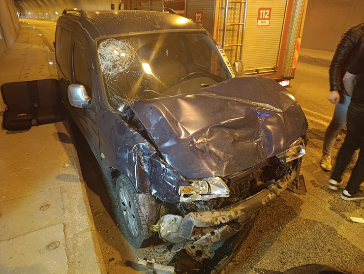 gumushanede-tunel-icerisinde-sollama-yapan-otomobil-ani-fren-yapinca-ayni-istikametteki-ticari-aracla-carpisti-kazada-2si-cocuk-5-kisi-yaralandi-1.jpg