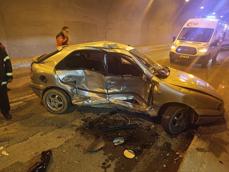 gumushanede-tunel-icerisinde-sollama-yapan-otomobil-ani-fren-yapinca-ayni-istikametteki-ticari-aracla-carpisti-kazada-2si-cocuk-5-kisi-yaralandi-2.jpg