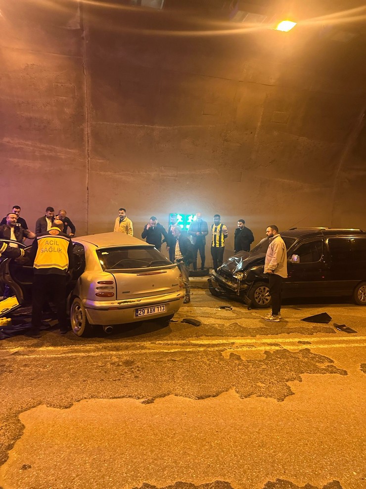gumushanede-tunel-icerisinde-sollama-yapan-otomobil-ani-fren-yapinca-ayni-istikametteki-ticari-aracla-carpisti-kazada-2si-cocuk-5-kisi-yaralandi-3.jpg