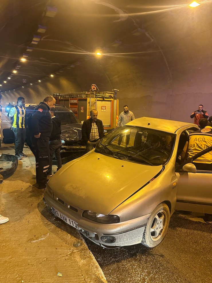 gumushanede-tunel-icerisinde-sollama-yapan-otomobil-ani-fren-yapinca-ayni-istikametteki-ticari-aracla-carpisti-kazada-2si-cocuk-5-kisi-yaralandi-4.jpg