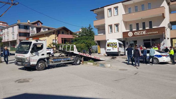 Frenleri Tutmayan Öğrenci Servisi İş Yerine Daldı: Faciadan Dönüldü