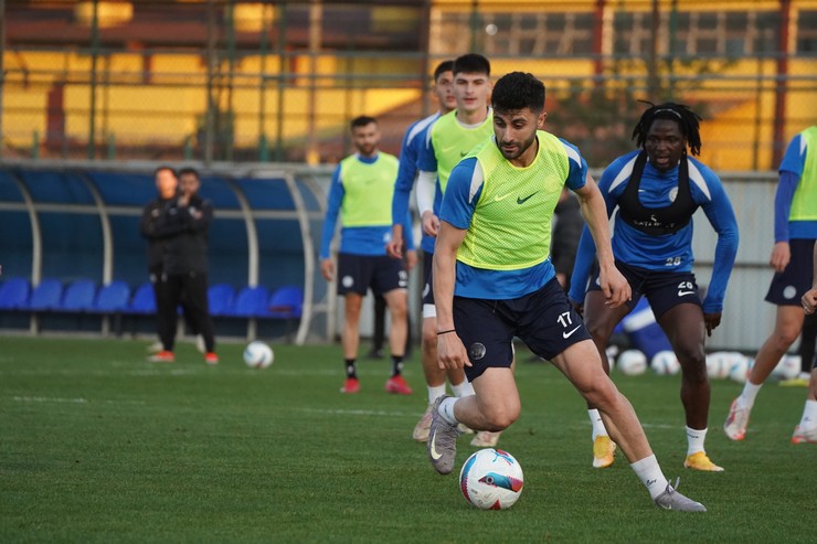 aykur-rizespor-trendyol-super-ligin-35-haftasinda-deplasmanda-karsilasacagi-konyaspor-maci-icin-hazirliklarina-basladi-8.jpg
