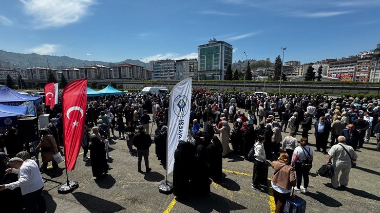 diyanet-isleri-baskanligi-2025-yili-hac-organizasyonu-kapsaminda-kutsal-topraklara-gidecek-olan-rizeli-haci-adaylari-duzenlenen-torenle-dualar-esliginde-ugurlandi-1.jpg