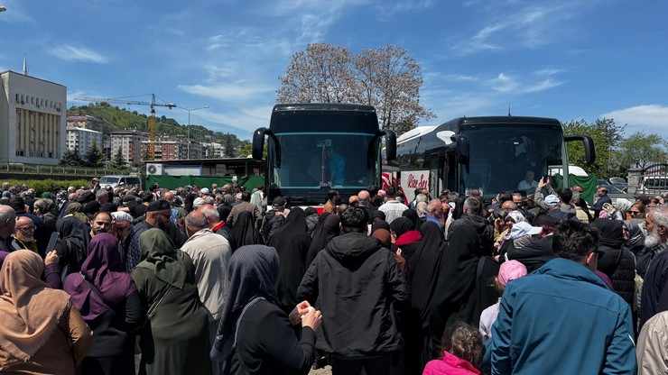 diyanet-isleri-baskanligi-2025-yili-hac-organizasyonu-kapsaminda-kutsal-topraklara-gidecek-olan-rizeli-haci-adaylari-duzenlenen-torenle-dualar-esliginde-ugurlandi-11.jpg
