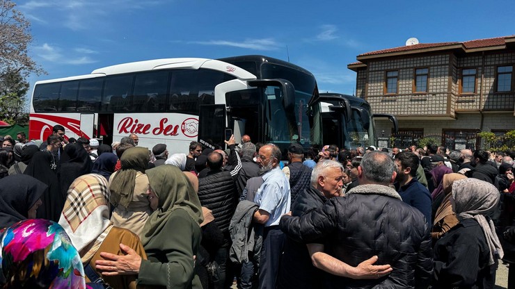 diyanet-isleri-baskanligi-2025-yili-hac-organizasyonu-kapsaminda-kutsal-topraklara-gidecek-olan-rizeli-haci-adaylari-duzenlenen-torenle-dualar-esliginde-ugurlandi-13.jpg