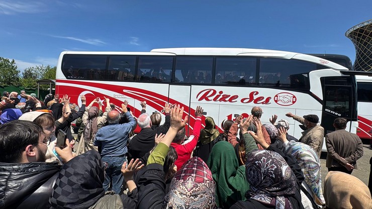 diyanet-isleri-baskanligi-2025-yili-hac-organizasyonu-kapsaminda-kutsal-topraklara-gidecek-olan-rizeli-haci-adaylari-duzenlenen-torenle-dualar-esliginde-ugurlandi-15.jpg