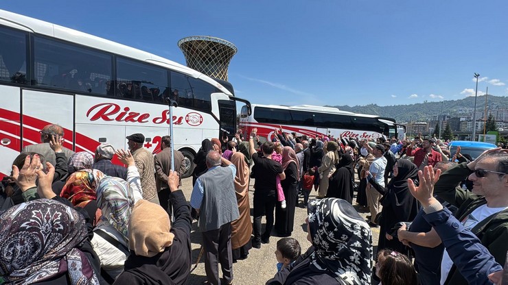 diyanet-isleri-baskanligi-2025-yili-hac-organizasyonu-kapsaminda-kutsal-topraklara-gidecek-olan-rizeli-haci-adaylari-duzenlenen-torenle-dualar-esliginde-ugurlandi-17.jpg
