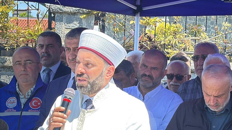 diyanet-isleri-baskanligi-2025-yili-hac-organizasyonu-kapsaminda-kutsal-topraklara-gidecek-olan-rizeli-haci-adaylari-duzenlenen-torenle-dualar-esliginde-ugurlandi-19.jpg