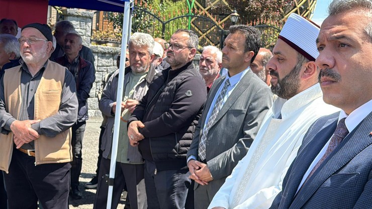 diyanet-isleri-baskanligi-2025-yili-hac-organizasyonu-kapsaminda-kutsal-topraklara-gidecek-olan-rizeli-haci-adaylari-duzenlenen-torenle-dualar-esliginde-ugurlandi-8.jpg