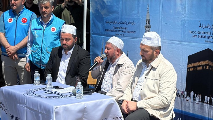diyanet-isleri-baskanligi-2025-yili-hac-organizasyonu-kapsaminda-kutsal-topraklara-gidecek-olan-rizeli-haci-adaylari-duzenlenen-torenle-dualar-esliginde-ugurlandi-9.jpg