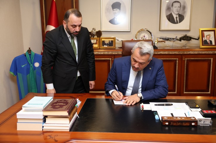rize-valisi-ihsan-selim-baydas-yaklasan-kurban-bayrami-oncesinde-kurban-vekaletini-turkiye-diyanet-vakfi-rize-subesine-teslim-ederek-kurbanini-paylas-kardesinle-yakin.jpg