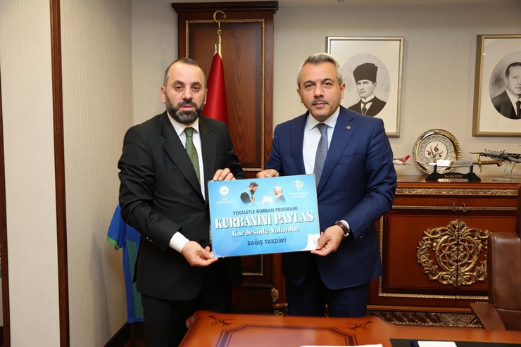 rize-valisi-ihsan-selim-baydas-yaklasan-kurban-bayrami-oncesinde-kurban-vekaletini-turkiye-diyanet-vakfi-rize-subesine-teslim-ederek-kurbanini-paylas-kardesinle-yakinla-1.jpg